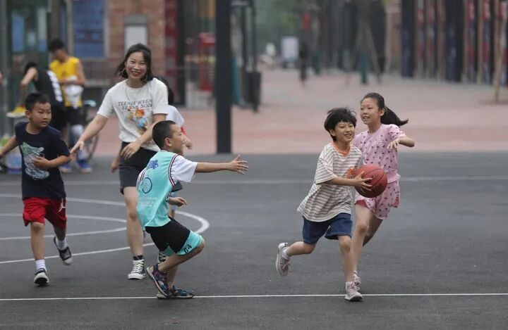 小朋友们在辽宁省沈阳市红梅文创园的篮球场打篮球。新华社记者 杨青 摄